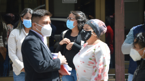 Personas se reúnen en el Parque Calderón de Cuenca, el 13 de octubre de 2020.