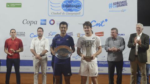 Los finalistas del torneo, Hugo Dellien (izquierda) y Thiago Seyboth Wild (derecha), durante la premiación en 2019.