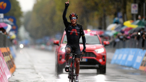 Jhonatan Narváez festeja su triunfo en la Etapa 12 en el Giro de Italia, el 15 de octubre de 2020.