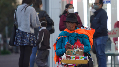 Una mujer vende caramelos en una calle de Quito, el 7 de octubre de 2020. 