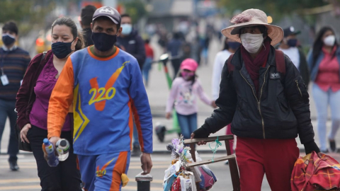 Personas caminan por el hipercentro de Quito, el 7 de octubre de 2020.