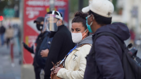 Personas caminan por el hipercentro de Quito, el 7 de octubre de 2020.