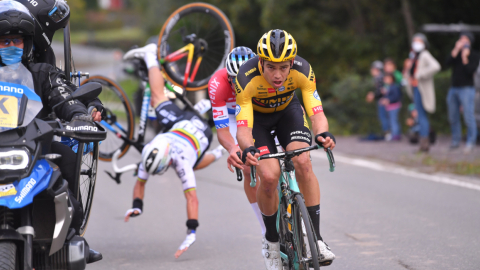 El momento preciso de la caída de Julian Alaphilippe en el Tour de Flandes, el domingo 18 de octubre de 2020.