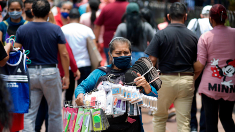 Una vendedora informal camina por las calles de Quito el 18 de octubre de 2020.