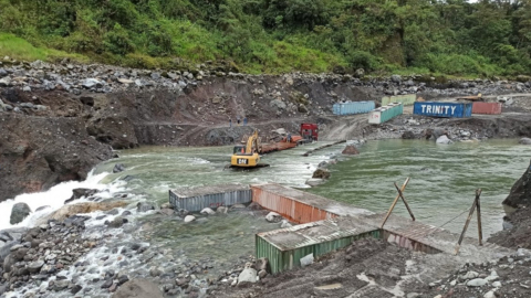 Una vista panorámica de los contenedores ubicados en el lecho del río Coca, el 19 de octubre de 2020.