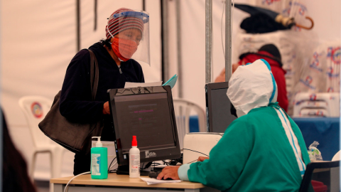 Una persona es atendida en la zona de triage del hospital IESS del Sur en Quito el 20 de octubre de 2020.