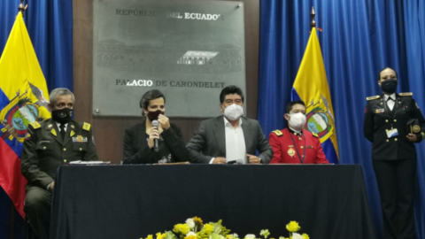 De izquierda a derecha: el comandante general de la Policía, Patricio Carrillo; la ministra de Gobierno, María Paula Romo; y el alcalde de Quito, Jorge Yunda, en una rueda de prensa el 21 de octubre de 2020. 