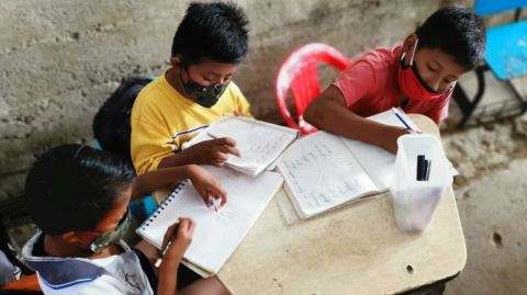 Tres niños asisten a una  escuela improvisada en Monte Sinaí, en Guayaquil, el pasado 22 de julio de 2020.