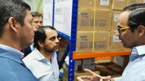 Paúl Granda y Pedro Pablo Duart durante el recorrido de bodegas del hospital Teodoro Maldonado Carbo.