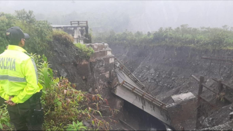 El colapso del puente sobre el río Montana, en la provincia de Napo, ocurrió el 22 de octubre de 2020.