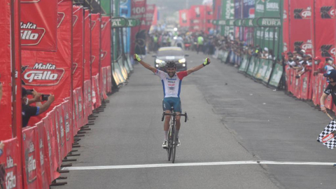 El ciclista panameño Roberto González cruza la meta como primero en la segunda etapa de la Vuelta a Guatemala.