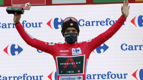 El ecuatoriano Richard Carapaz en el podio con el maillot rojo de líder de La Vuelta tras la séptima etapa disputada este martes 27 de octubre de 2020.