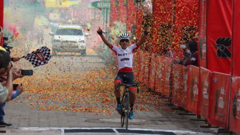 El ecuatoriano pasando primero en la sexta etapa de la  Vuelta a Guatemala, este miércoles 28 de octubre de 2020. 