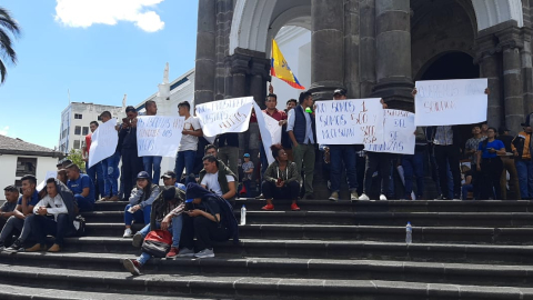 Aspirantes a agentes de seguridad penitenciaria realizaron plantones en los exteriores de entidades de Gobierno.