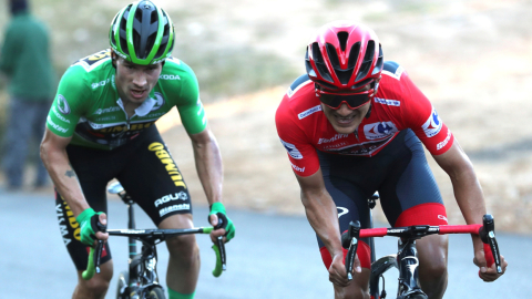 Richard Carapaz (d) Y Primoz Roglic durante el ascenso al Moncalvillo, en la octava etapa de La Vuelta ciclista España, este miércoles 28 de octubre de 2020.