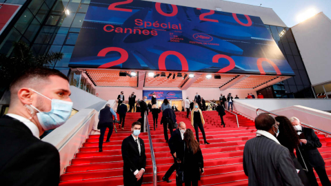 Ciudadanos caminan sobre la alfombra roja de Cannes, durante la apertura del festival el 27 de octubre de 2020.