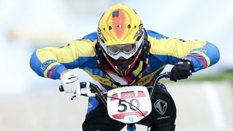 El bicicrosista ecuatoriano, Emilio Falla, en una de sus competencias de BMX.