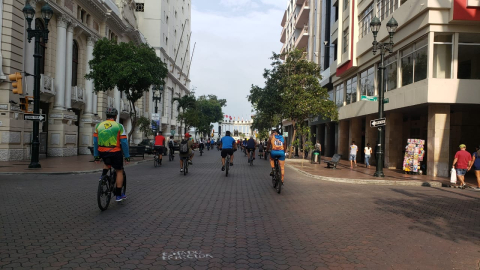 Un grupo de ciclistas circulan por la avenida 9 de Octubre, en el centro de Guayaquil, en julio de 2020.