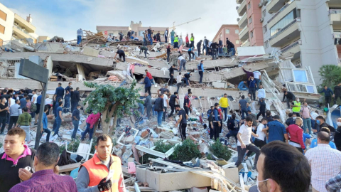 Lugareños y funcionarios buscan sobrevivientes en un edificio derrumbado tras un terremoto que se sintió tanto en Grecia como en Turquía. 30 de octubre de 2020. 