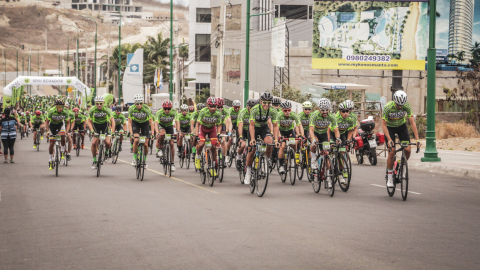 Los ciclistas en la salida de la edición 2019 del Gran Fondo de Manta.