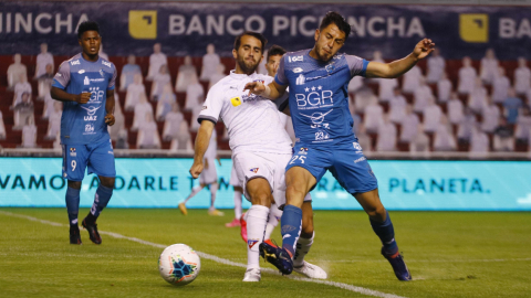 Lucas Villarruel, de Liga de Quito, disputa una pelota en un partido ante El Nacional, el 24 de octubre de 2020.