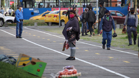 Una mujer vende frutas en una avenida del norte de Quito, el 29 de octubre de 2020.