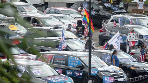 Simpatizantes de los candidatos demócratas Joe Biden y Kamala Harris en un evento de campaña en Florida, el 31 de octubre de 2020.