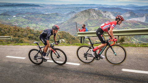 Richard Carapaz y Primoz Roglic en la definición de la Etapa 12 de la Vuelta a España, en el Alto de l'Angliru, el domingo 1 de noviembre de 2020. 