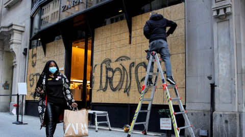 Trabajadores protegen una tienda en Nueva York antes de los resultados de las elecciones presidenciales, el 2 de noviembre de 2020.  