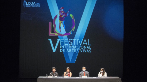 Angélica Arias, ministra de Cultura (e), presentó la programación de la 5ta edición del Festival de Artes Vivas de Loja junto a autoridades locales y del Ministerio.