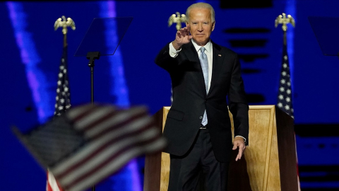 Joe Biden saluda a sus simpatizantes en su primer discurso como Presidente electo de Estados Unidos, en Wilmington, Delaware, el 7 de noviembre de 2020. 