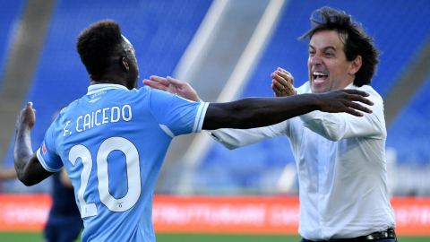 Caicedo celebra su gol ante la Juventus con su entrenador, Simone Inzaghi, el domingo 8 de noviembre de 2020.