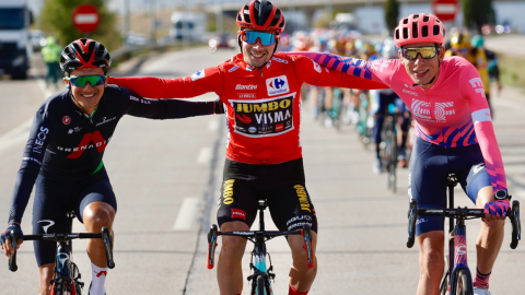 Richard Carapaz, Primoz Roglic y Hugh Carthy durante la última etapa de la Vuelta, el domingo 8 de noviembre de 2020.