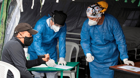 Personal de salud atiende a personas con síntomas de COVID-10, en Quito el 6 de noviembre de 2020.