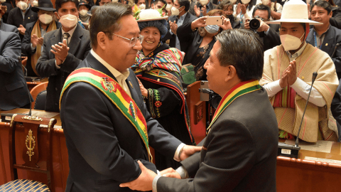 Fotografía cedida por el Movimiento Al Socialismo que muestra al economista boliviano Luis Arce (i), nuevo presidente de Bolivia, mientras abraza a su vicepresidente David Choquehuanca (d), el 8 de noviembre de 2020.