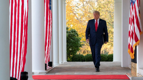 El presidente de Estados Unidos, Donald Trump, sale de la Casa Blanca hacia su club de golf en Virginia, la mañana del 8 de noviembre de 2020.