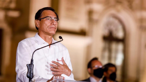 En la foto, Martín Vizcarra acepta la decisión del Congreso y deja la Presidencia, el 9 de noviembre de 2020.