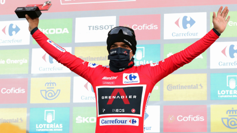 Richard Carapaz, con el maillot rojo de campeón de la Vuelta a España 2020.