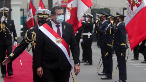 Manuel Merino saluda a la guardia de honor, tras juramentar como presidente interino de Perú, el 10 de noviembre de 2020.