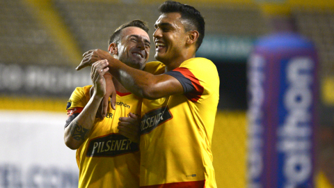 Celebración de Damián Díaz y Cristian Colmán en el primer gol a Independiente del Valle, este martes 10 de noviembre de 2020 en el Monumental.