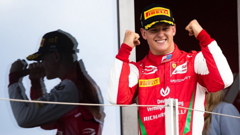 El piloto Mick Schumacher celebra una de sus victorias en la F2.