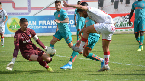 El arquero Adrián Gabbarini detiene una pelota en el partido que Liga de Quito le ganó a Mushuc Runa por 2 a 1, en el estadio de Echaleche, el miércoles 11 de noviembre de 2020, por el campeonato ecuatoriano.