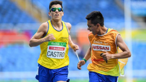 El paratleta Darwin Castro, junto a su guía Sebastián Rosero en las Olimpiadas de Río 2016.