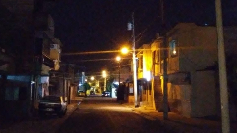 Moradores denuncian falta de iluminación en el suroeste de Guayaquil. Foto del 26 de agosto de 2020.