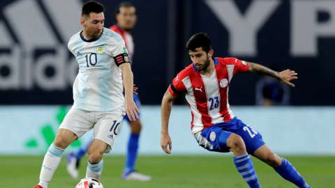 Lionel Messi maneja la pelota en el partido ante Paraguay, el jueves 12 de noviembre de 2020, en Buenos Aires.