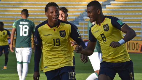 Carlos Gruezo y Gonzalo Plata festejan el tercer gol de Ecuador ante Bolivia, en La Paz, el jueves 12 de noviembre de 2020.