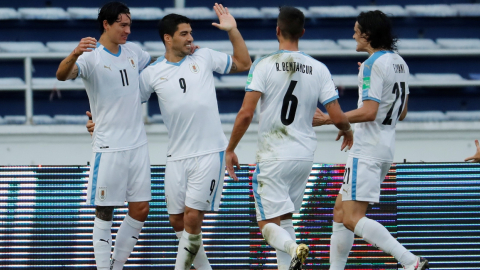 Los jugadores uruguayos festejan uno de los goles ante Colombia, en Barranquilla, el viernes 13 de noviembre de 2020.