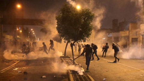 Enfrentamientos entre manifestantes y la policía en Lima el pasado 12 de noviembre de 2020.  