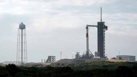 Fotografía cedida por la NASA donde se aprecia un cohete SpaceX Falcon 9 previo al lanzamiento, el 13 de noviembre de 2020. 