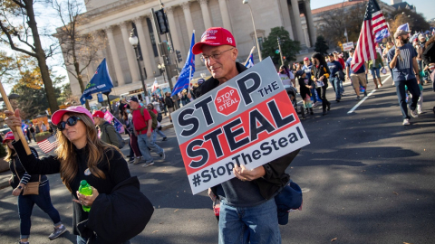 Simpatizantes del presidente Donald Trump marchan hacia la Corte Suprema en Washington, Estados Unidos, el 14 de noviembre de 2020. 